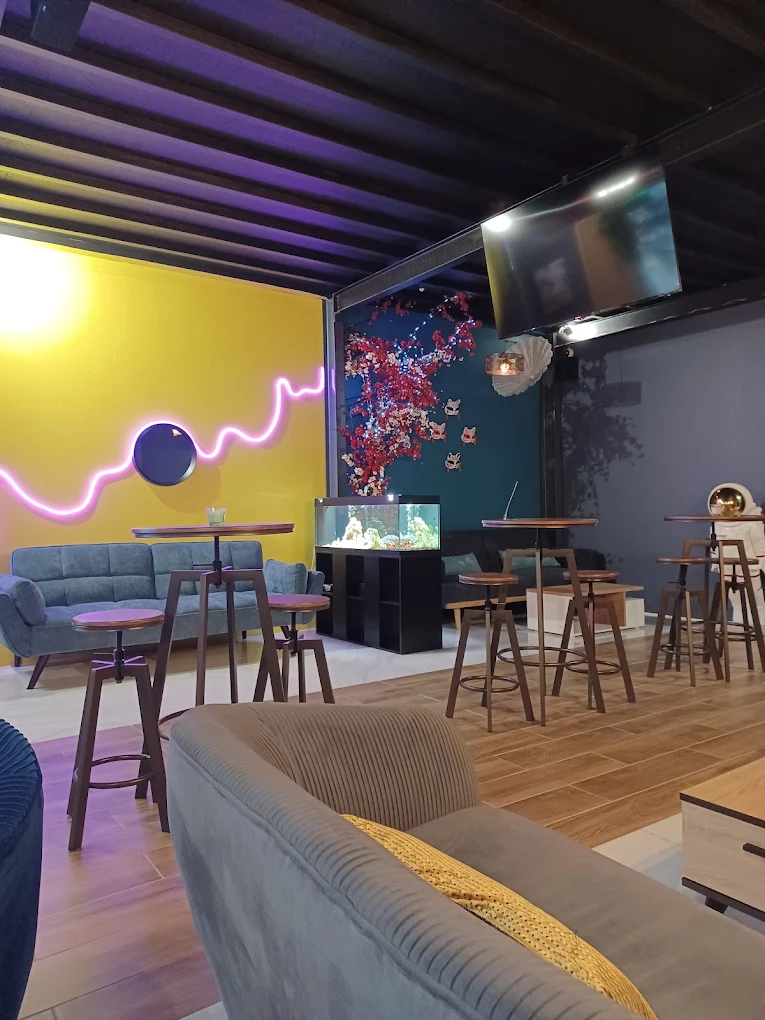 Salle de gaming à l'étage avec LEDs